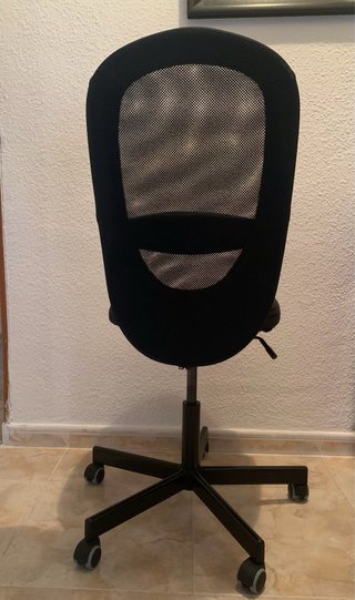 Silla de escritorio negra con ruedas