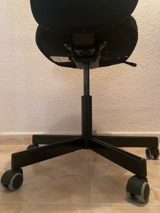 Silla de escritorio negra con ruedas