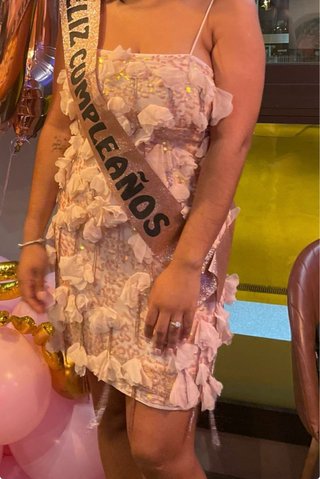 Vestido ASOS rosa con lentejuelas y flores