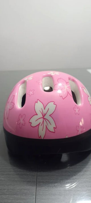 Casco infantil rosa con flores