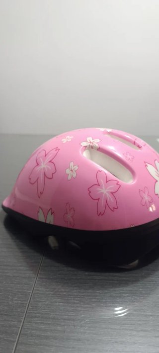 Casco infantil rosa con flores
