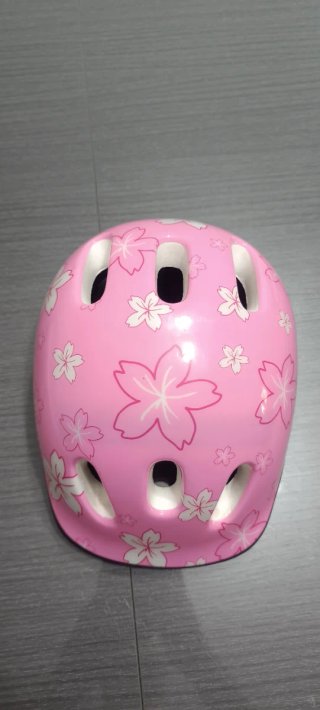 Casco infantil rosa con flores