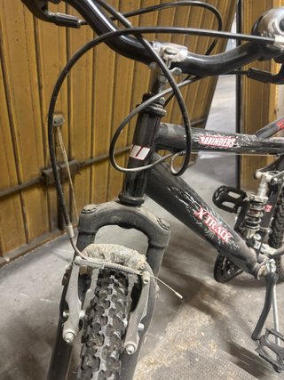 Bicicletta mountain bike nera