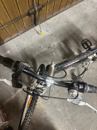 Bicicletta mountain bike nera