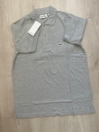 Polo Lacoste gris Talla S con etiqueta color gris