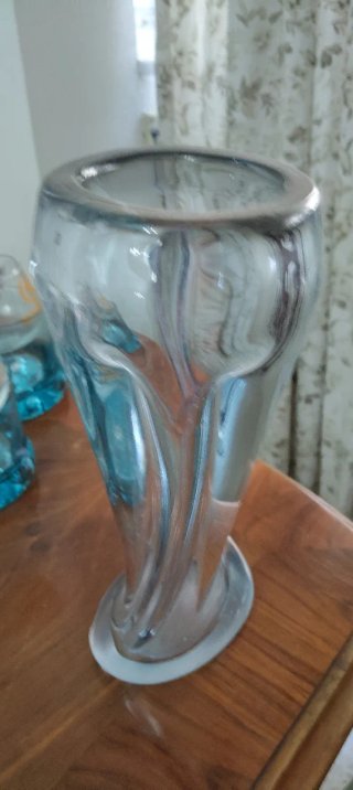 Jarrón de cristal azul y transparente