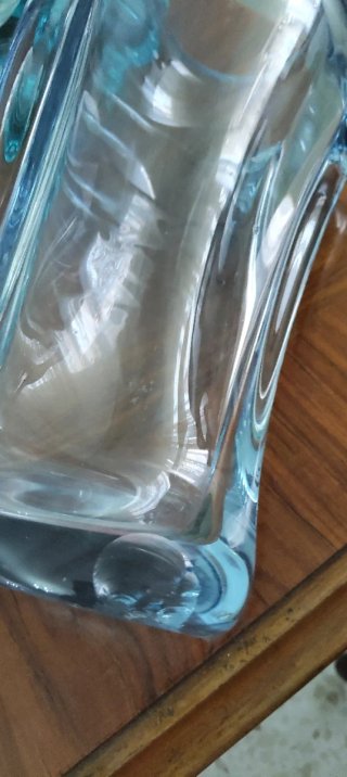 Jarrón de cristal azul y transparente