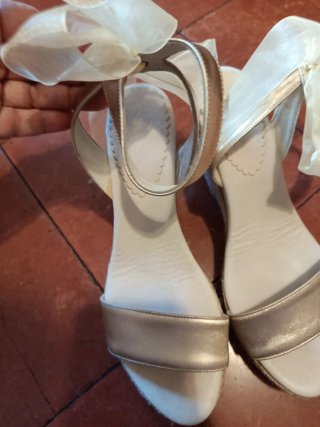 Sandalias doradas Sarah World mujer