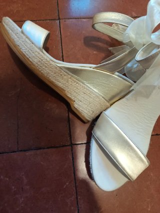 Sandalias doradas Sarah World mujer