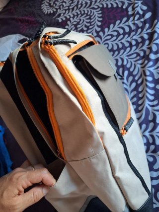 Mochila de montaña beige y negra