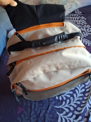 Mochila de montaña beige y negra