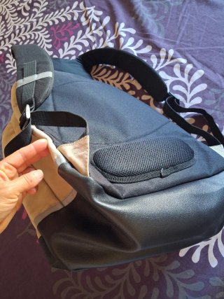 Mochila de montaña beige y negra