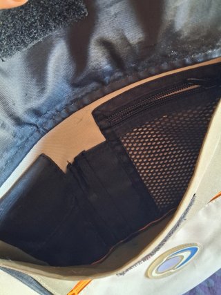 Mochila de montaña beige y negra
