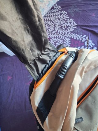 Mochila de montaña beige y negra
