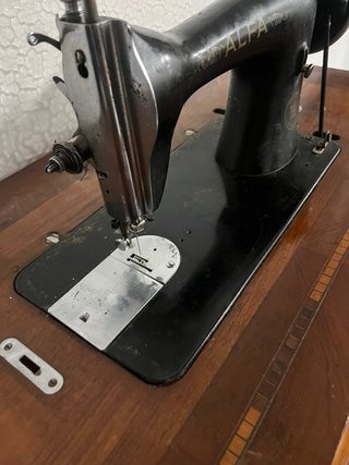 Máquina de coser Alfa antigua de madera
