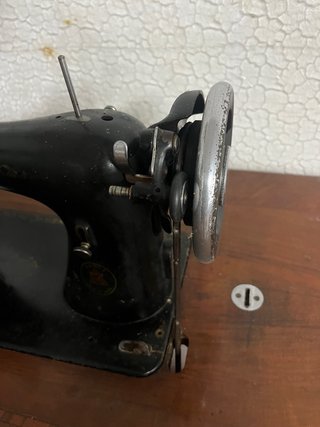 Máquina de coser Alfa antigua de madera