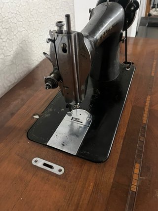 Máquina de coser Alfa antigua de madera
