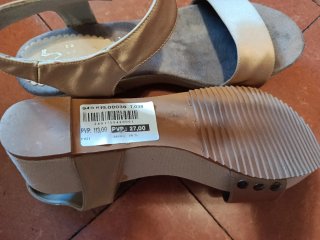 Sandalias cuña Sarah World beige/doradas