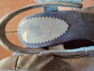 Sandalias cuña Sarah World beige/doradas