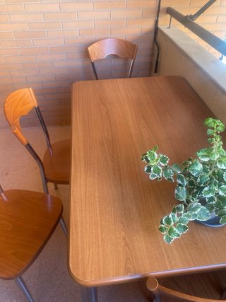 Mesa de cocina y 4 sillas de madera y metal