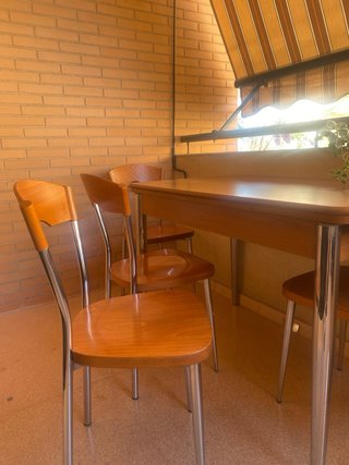 Mesa de cocina y 4 sillas de madera y metal