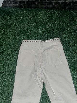 Pantalón Bershka blanco con tachuelas