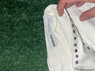Pantalón Bershka blanco con tachuelas