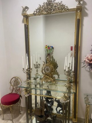 Mueble recibidor dorado con figuras