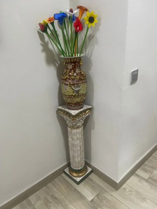 Mueble recibidor dorado con figuras
