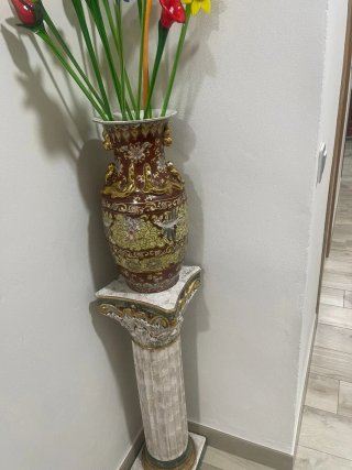 Mueble recibidor dorado con figuras