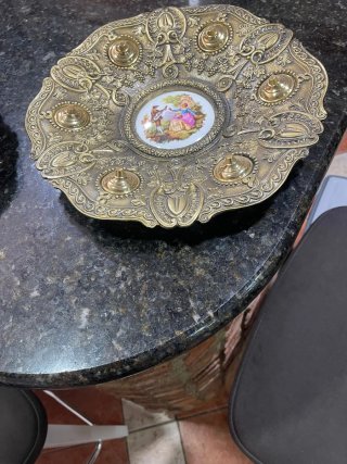 Mueble recibidor dorado con figuras