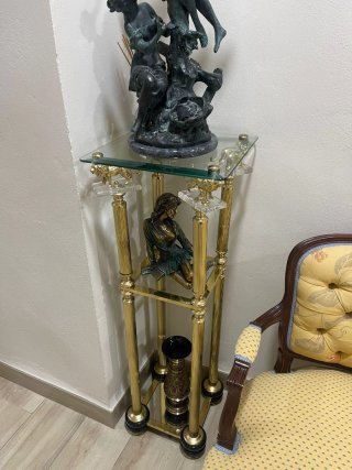 Mueble recibidor dorado con figuras