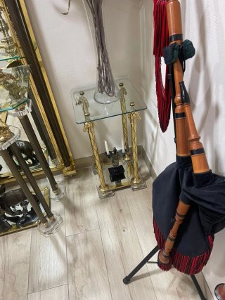 Mueble recibidor dorado con figuras