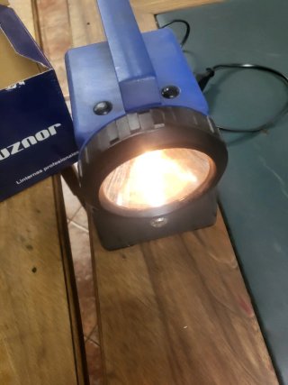 Farol Renfe antiguo y cargador