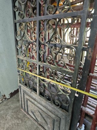 Puerta metálica forja con diseño