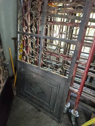 Puerta metálica forja con diseño