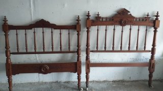 Cama yMesilla de pino Canadá 105 años de antigueda