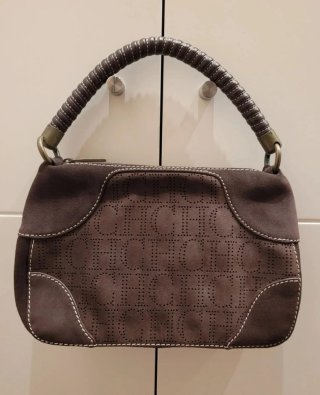 Bolso ante Carolina Herrera.