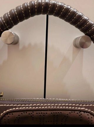 Bolso ante Carolina Herrera.
