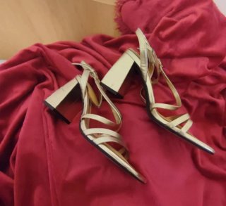 Sandalias Pull & Bear doradas tacón
