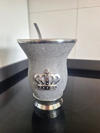 Mate con corona plateada