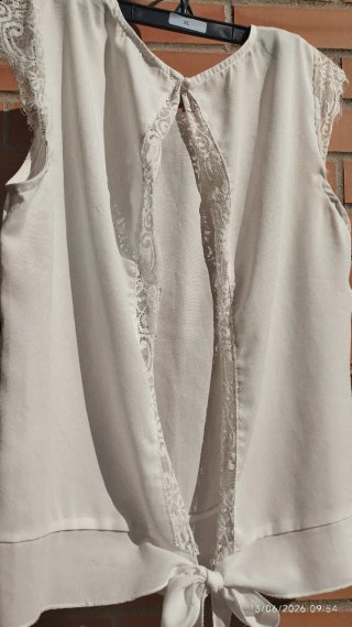Blusa blanca talla 38 con abertura espalda