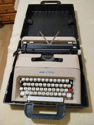 Máquina de escribir Olivetti Lettera 35