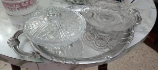 Bombonera de cristal y bandeja de pie.