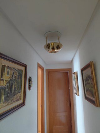 Lámpara de techo dorada y blanca