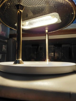 Lámpara de techo dorada y blanca