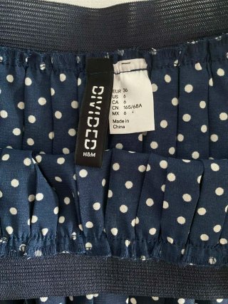 Falda plisada de lunares azul marino | H&M Divided