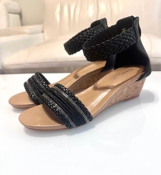 Sandalias de cuña negras con tiras