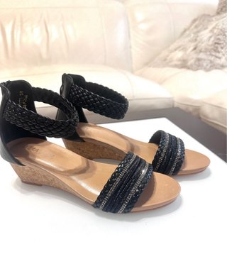 Sandalias de cuña negras con tiras