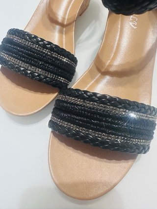 Sandalias de cuña negras con tiras